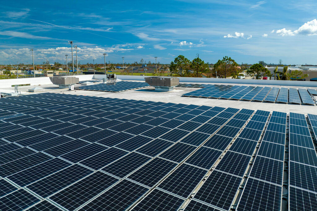 Pose de panneaux solaires pour bâtiments industriels en Normandie