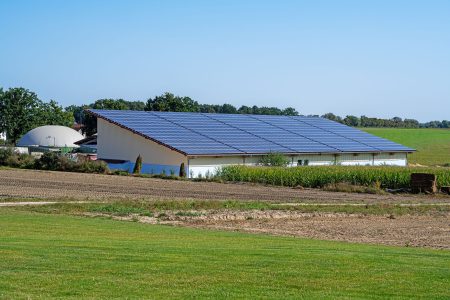Installation de panneaux photovoltaïques sur le toit de bâtiments agricoles en Normandie
